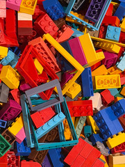 Obraz premium Colorful plastic building blocks pile