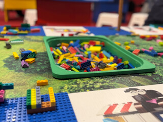 Obraz premium Colorful lego bricks in tray on play mat