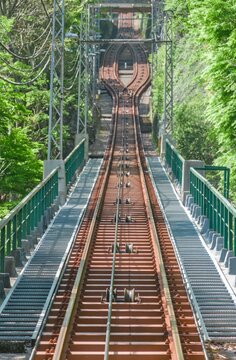 急勾配を登るケーブルカーの線路（奥行きのある遠近法・インクライン）