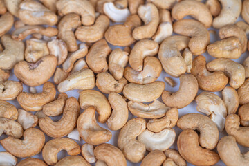 Fototapeta premium Golden brown roasted cashew display. Studiolit closeup of roasted crunchy cashews. Detailed view of crispy roasted cashews highlighting craftsmanship and appealing textures