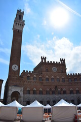 Fototapeta premium イタリア シエナのマンジャの塔（Torre del Mangia）