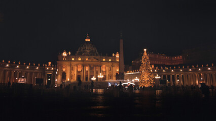 Obraz premium Christmas Tree and Illuminated Vatican Palace at Night