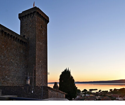 Bolsena, il tramonto sul lago di Bolsena dalla terrazza panoramica della Rocca, Tuscia,, Viterbo, Lazio