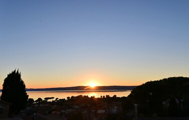 Obraz premium Bolsena, il tramonto sul lago di Bolsena dalla terrazza panoramica della Rocca, Tuscia,, Viterbo, Lazio