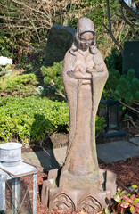 Madonna neben einer Laterne auf einem Friedhof in Ratingen © Blende8