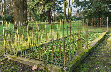 sehr große Einfriedung aus Eisen rund um eine große Familiengrabstätte auf einem Friedhof in Unna © Blende8