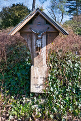 sehr altes stark verwittertes Holzkreuz auf einem Friedhof in Unna © Blende8
