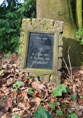schöner kleiner sehr alter Grabstein auf einem Friedhof in Unna © Blende8