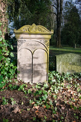 schön verzierter sehr alter Grabstein auf einem Friedhof in Unna © Blende8