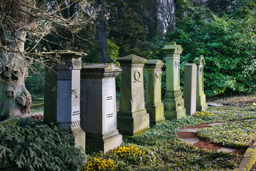 Großes Familiengrab mit mehreren einzelnen Grabsteinen auf einem Friedhof in Unna © Blende8