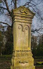 schöner sehr alter mit Ornamenten Verzierter Grabstein auf einem Friedhof in Unna © Blende8