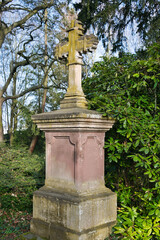 großer Grabstein mit Kreuz © Blende8