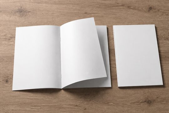 Blanko Magazin Mockup auf einem Holztisch. Offene und geschlossene wei&szlig;e Brosch&uuml;re als Vorlage f&uuml;r Design-Pr&auml;sentationen