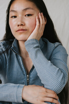 Portrait of young woman leaning on elbow