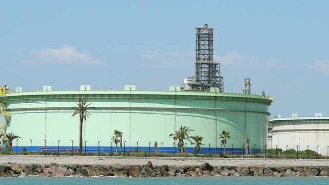 A close-up of storage tanks for strategic oil reserves at an oil refinery. Inflation, rising fuel prices. Global oil market, oil shortage. Iran war. Kuwait, Strait of Hormuz, Kharg Island	