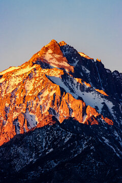 Alpenglow Sunrise on a Sierra nevada mountain paek