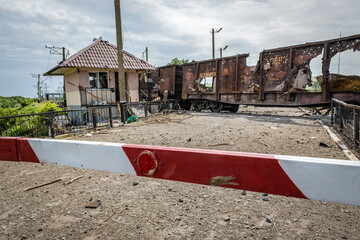 Obraz premium Level crossing on frontline positions of pro-russian separatists in Sloviansk during Russo-Ukrainian War in Donbas, Ukraine