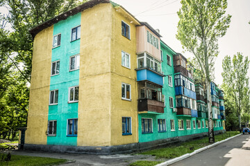 Obraz premium Apartment building in Dobropillia city during Russo-Ukrainian War in Donbas region, Ukraine