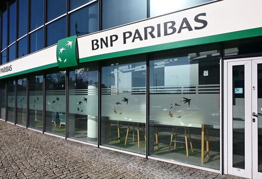 Lodz, Ł&oacute;dź, Poland, Europe - 02.2026 : Logo of French Bank - BNP PARIBAS at entrance to branch office, second largest bank in Europe and eighth largest bank in the world, Piłsudskiego Avenue
