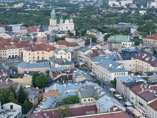 Panorama z powietrza Starego Miasta w Lublinie z Wieżą Trynitarską i zabytkową architekturą © Karol