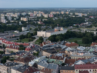 Panorama z powietrza Starego Miasta w Lublinie z Wieżą Trynitarską i zabytkową architekturą © Karol
