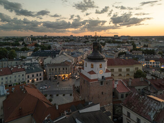 Zachód słońca nad centrum Lublina z widokiem na Stare Miasto i malownicze niebo. © Karol
