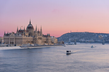 Fototapeta premium Budapest Parliament building along the Danube River at sunset