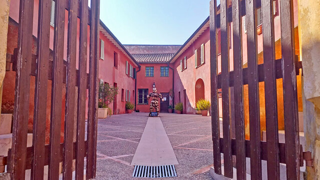entr&eacute;e de la cour de la citadelle de Villefranche sur Mer