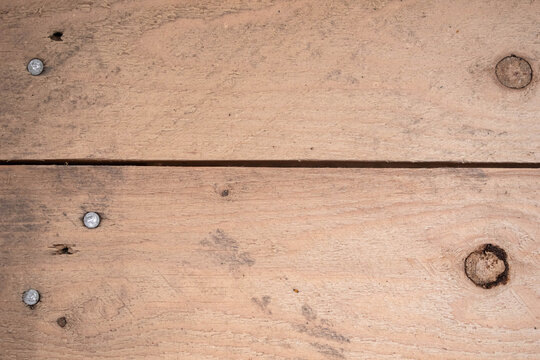 Imagen horizontal de un par de tablas de madera con clavos vieja ideal para texturas