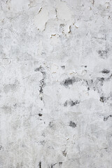 経年変化で剥がれやひび割れが生じた白漆喰壁のヴィンテージな質感テクスチャ 