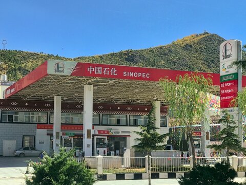LIJIANG, YUNNAN, CHINA &ndash; 19 OCTOBER 2017: Exterior view of a Sinopec gas station in a mountainous region of Yunnan. Sinopec is the world's largest oil refining conglomerate, headquartered in Beijing.