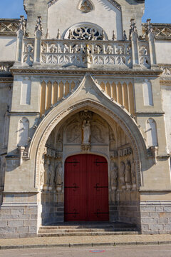 Paroisse St Pierre et son entr&eacute;e &agrave; Doullens dans la Somme - France.
