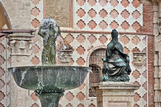Perugia, le statua bronzee dei Grifone di Perugia, simbolo della citt&agrave;, sul Palazzo dei Priori, Umbria, Italia