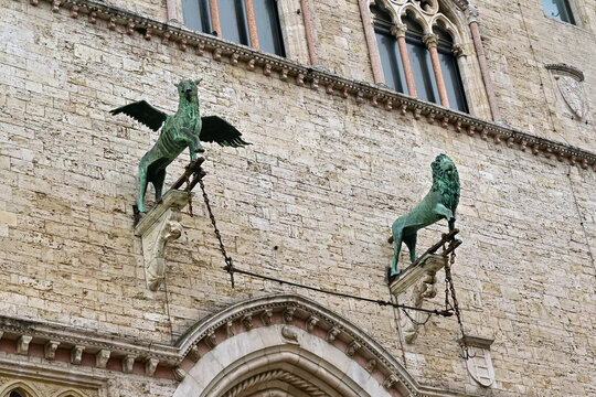 Perugia, le statua bronzee dei Grifone di Perugia, simbolo della citt&agrave;, sul Palazzo dei Priori, Umbria, Italia