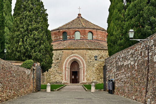 Perugia,  il Tempio di Sant'Angelo, noto anche come Chiesa di San Michele Arcangelo, Ombria, Italia