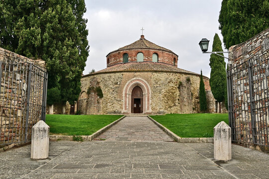 Perugia,  il Tempio di Sant'Angelo, noto anche come Chiesa di San Michele Arcangelo, Ombria, Italia