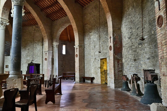 Perugia,  interno del Tempio di Sant'Angelo, noto anche come Chiesa di San Michele Arcangelo, Ombria, Italia