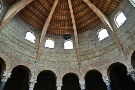 Perugia, interno del Tempio di San Michele Arcangelo, Umbria, Italia