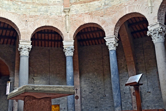 Perugia, interno del Tempio di San Michele Arcangelo, Umbria, Italia