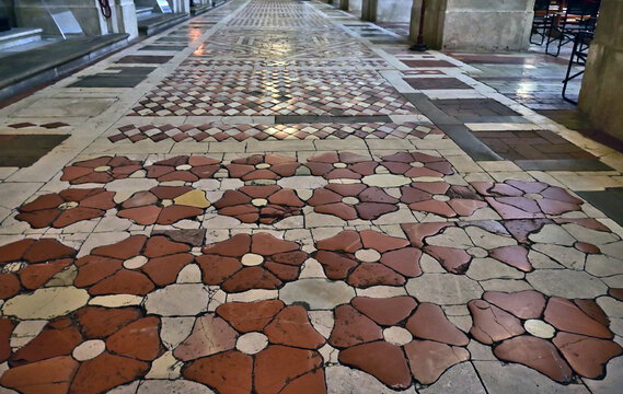 Spoleto: interno del Duomo di Spoleto (Cattedrale di Santa Maria Assunta), Umbria, Italia