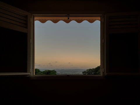 La fen&ecirc;tre m&egrave;ne au cr&eacute;puscule 