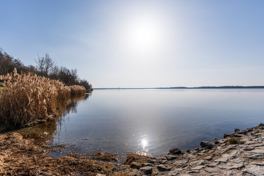 Der Cospudener See bei Leipzig an einem sonnigen Fr&uuml;hjahrstag im M&auml;rz