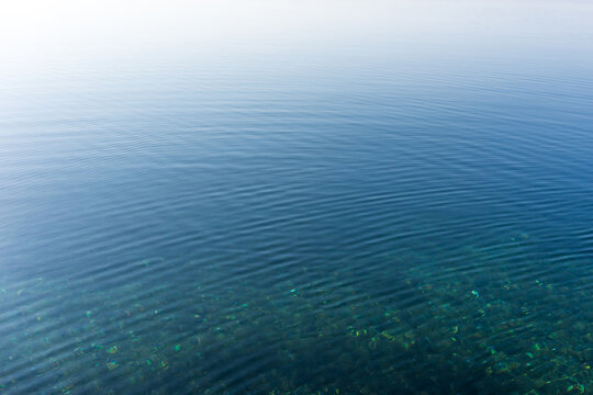 Eine ruhige blaue Wasseroberfl&auml;che