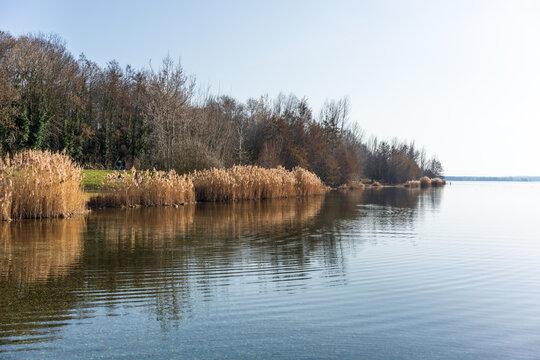 Der Cospudener See bei Leipzig an einem sonnigen Fr&uuml;hjahrstag im M&auml;rz