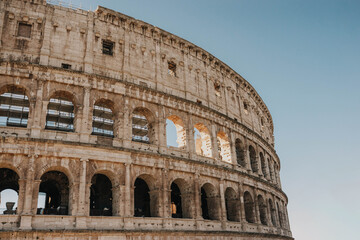 Obraz premium Ancient Roman Colosseum Interior Under Bright Sunny Sky, Italy
