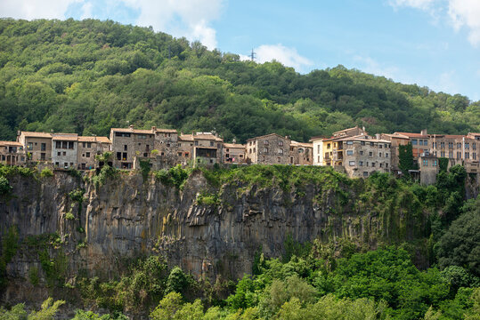 Castellfollit de la Roca cliffside village, La Garrotxa Volcanic Zone Natural Park, Province of Girona, Catalonia, Spain