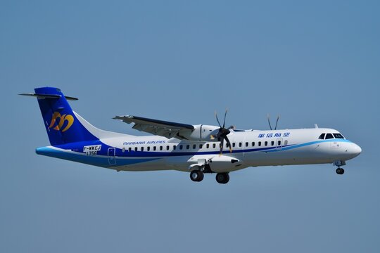 Mandarin Airlines ATR 72 600 atterrissage vue cot&eacute;