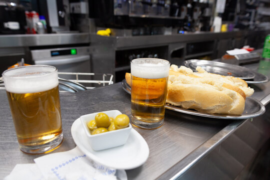 bocado de calamar cervezas aceitunas