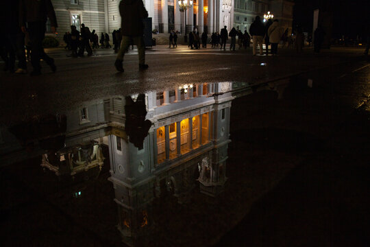 reflejo de iglesia y personas caminando