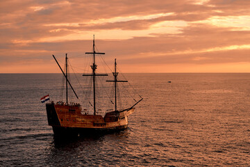 Viejo barco navegando en el mar en el atardecer © Hector Milla